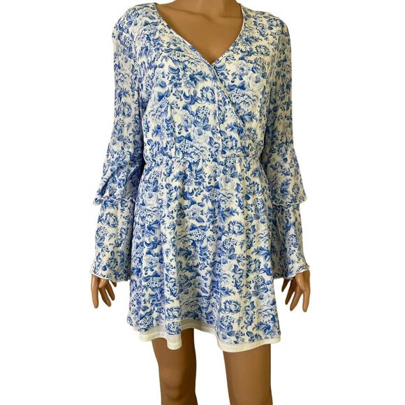 Altar'd State Flowy White & Blue trumpet sleeve V neck floral print SZ M casual - Picture 2 of 14